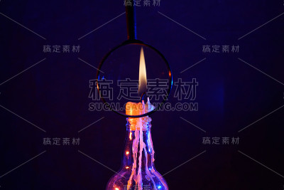 在工作室拍摄滴蜡蜡烛