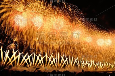 在盛大的节日里放烟花