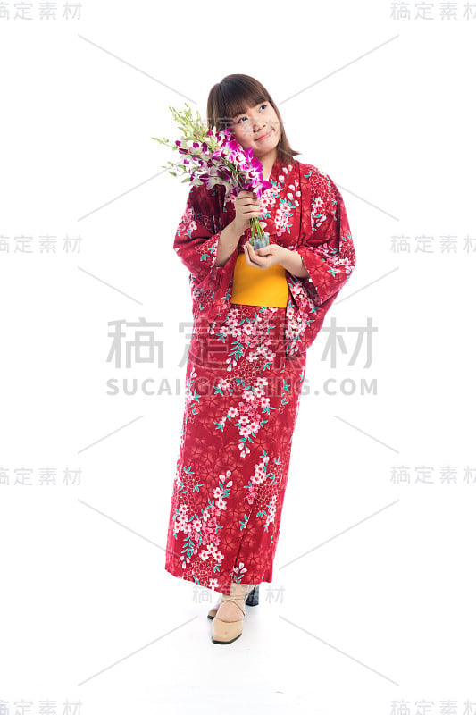 迷人的亚洲女人穿着和服与兰花花在白色的背景。