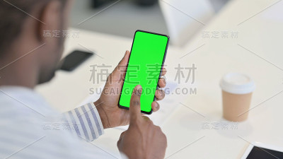 非洲人使用绿色屏幕的智能手机