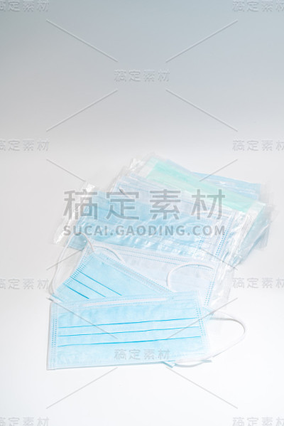 带橡胶耳带的外科口罩。典型的三层外科口罩，用以覆盖口鼻。防止细菌滋生。保护的概念。
