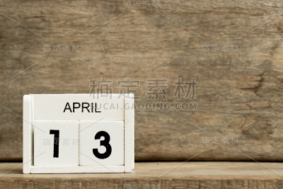 白色方块日历显示日期13和月4月在木材背景