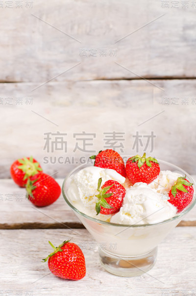草莓冰淇淋