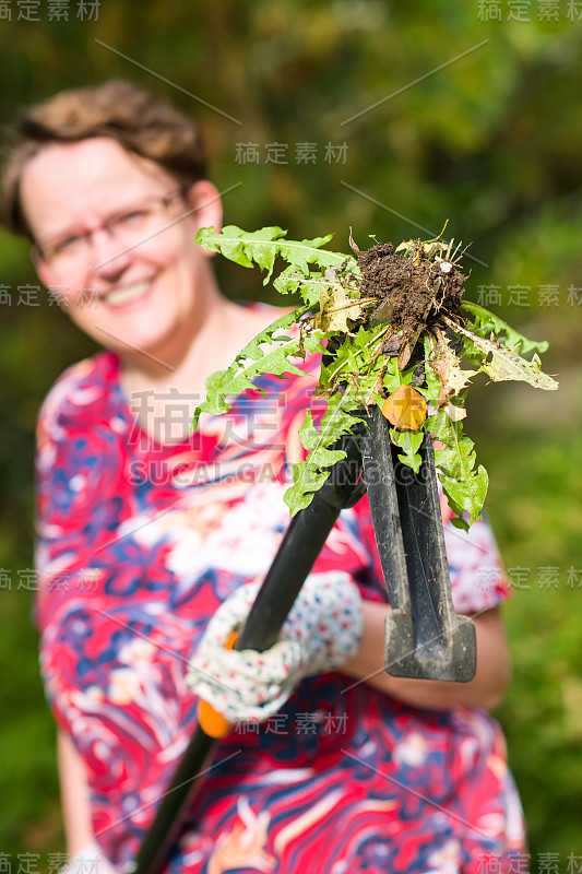 女人把杂草