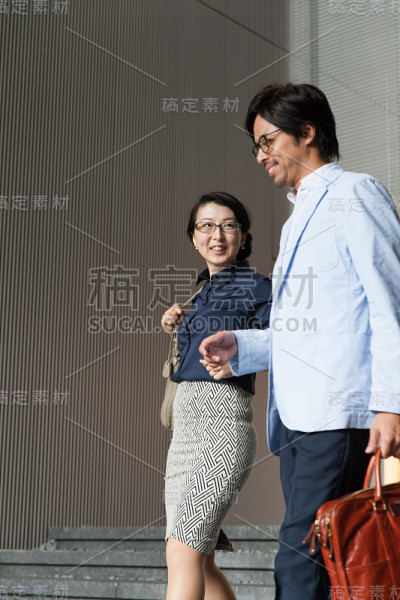 商务人士在办公室大厅交谈