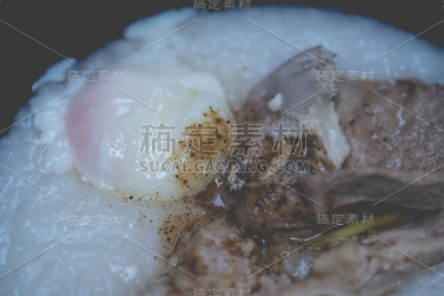 一种泰国食物，浇上煮蛋和猪肝的稀饭