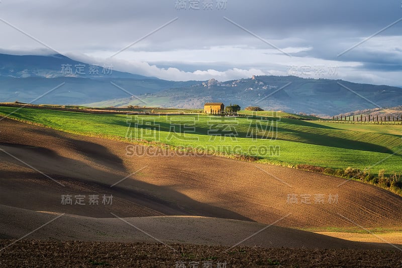 托斯卡纳市中心连绵起伏的青山和农舍