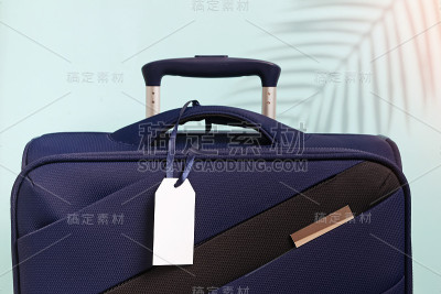 带旅行保险标签的蓝色行李箱靠近了