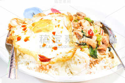 米饭配炒鸡和罗勒