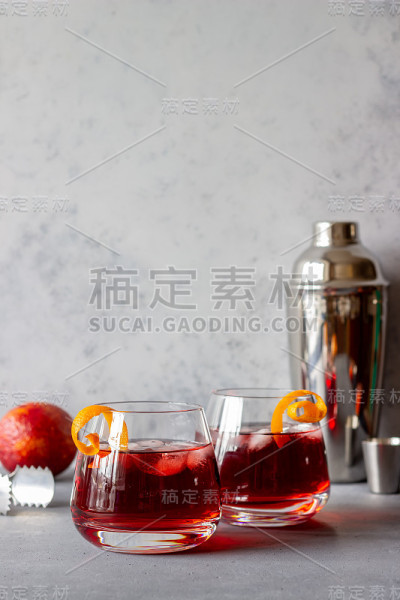 内格罗尼酒鸡尾酒。苦，杜松子酒，苦艾酒，冰。酒吧。菜谱。酒精饮料。