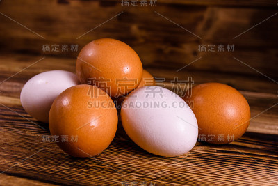煮鸡蛋放在旧木桌上