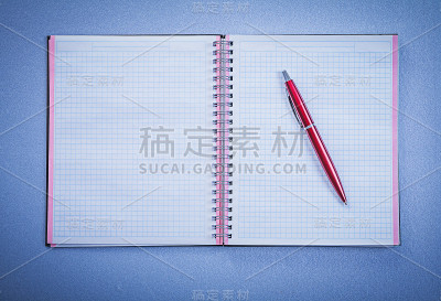 一套红色圆珠笔开放式抄写办公室概念
