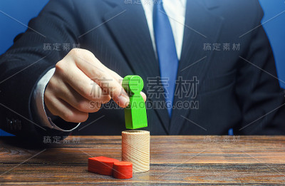 商人替换领导雇员的职位。改变权力，夺取控制权。提高公司业绩。工作人员更新。改变政治体制。解雇不忠诚的