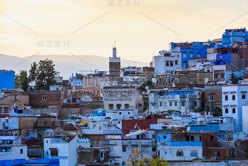 谢夫沙万全景，摩洛哥。小镇以房子的蓝色墙壁而闻名