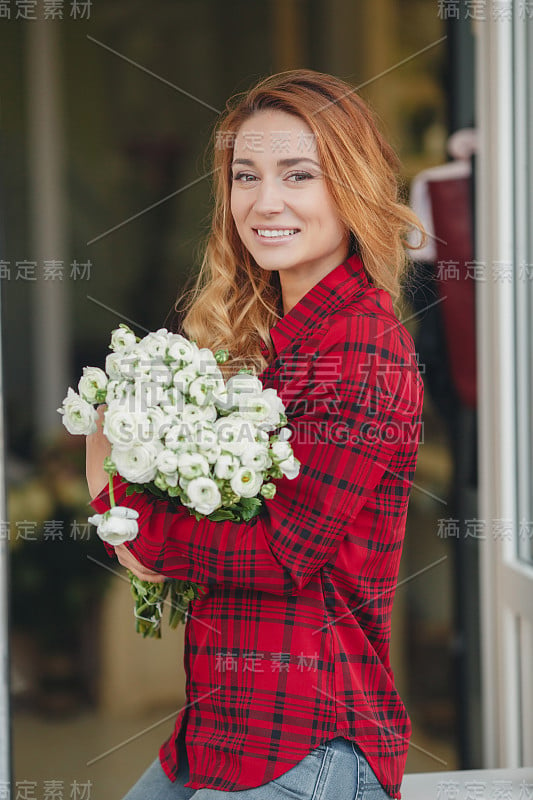 年轻漂亮的花店女店员在一家花店工作