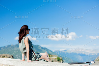 坐在希腊悬崖边的女人