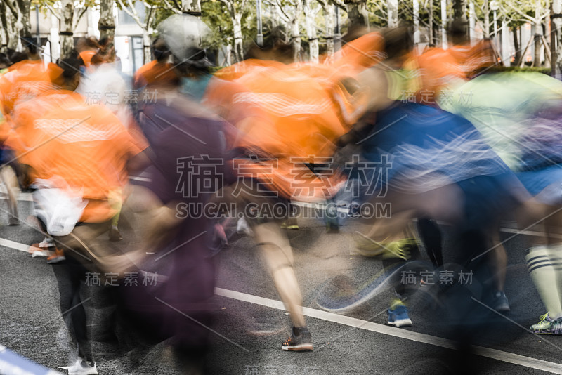 在城市街道上跑马拉松的人们。动态模糊。