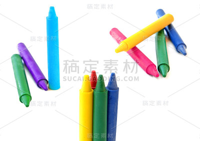白色背景上的一套蜡笔