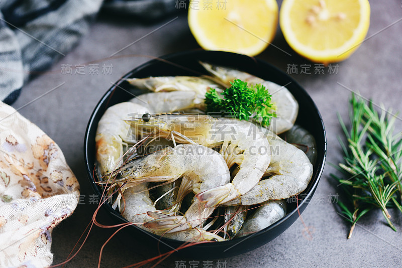 生虾虾碗，鲜虾海鲜与香草和香料煮熟的食物