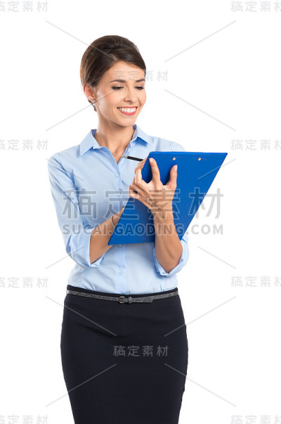 微笑的女商人在剪贴板上写字