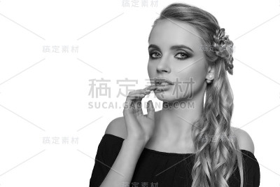 一个年轻漂亮的金发女人的肖像