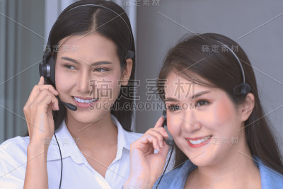 非白种人年轻女性在呼叫中心工作。