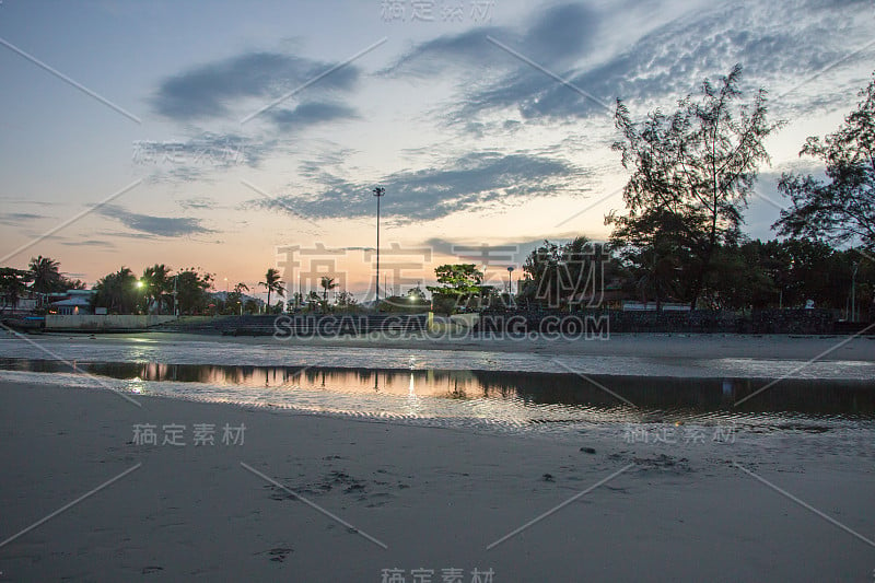 美丽的日落天空和海滩