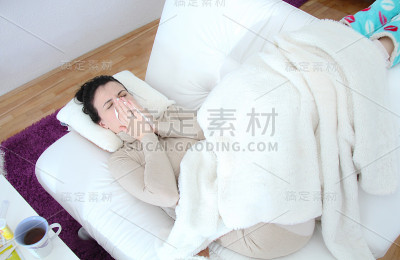 躺在床上的年轻妇女