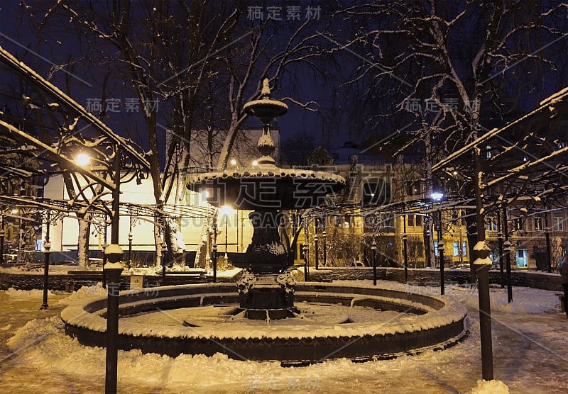 基辅金门附近白雪覆盖的公园里的喷泉