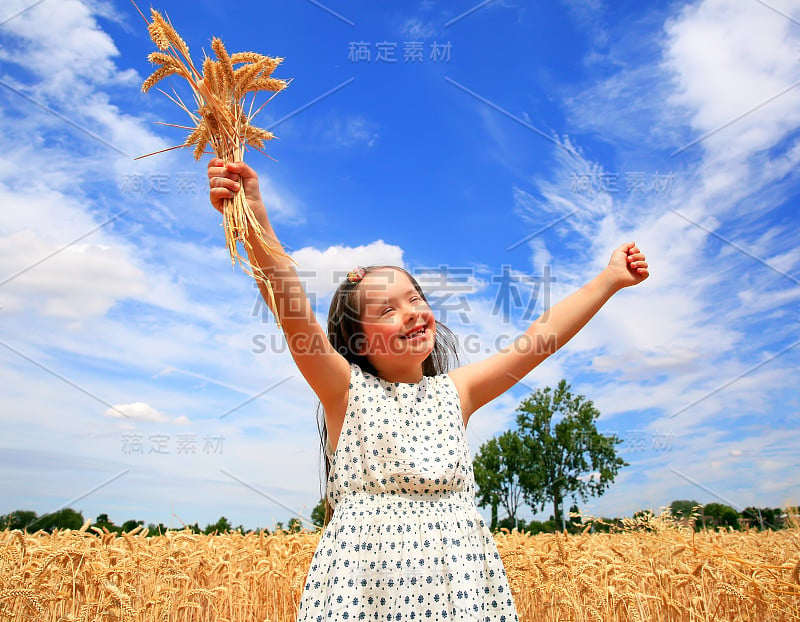 年轻女孩在麦田里玩得很开心