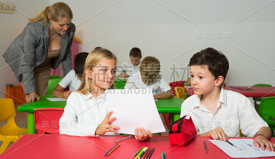 学生们上课时叽叽喳喳
