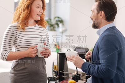 同事之间积极友好的交谈