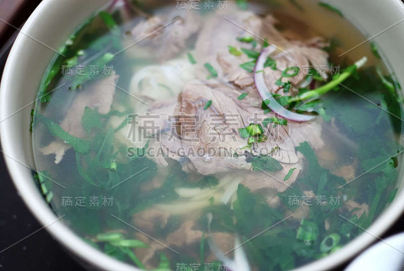 近距离看一碗牛肉粉。越南传统牛肉米粉汤。