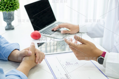 医生在医院里与病人谈论治疗。