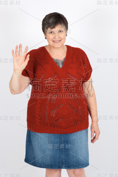 美丽的女人在不同的衣服里有不同的表情