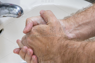男人在洗手盆洗手特写