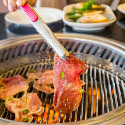 韩国烧烤的食物，肉类和蔬菜