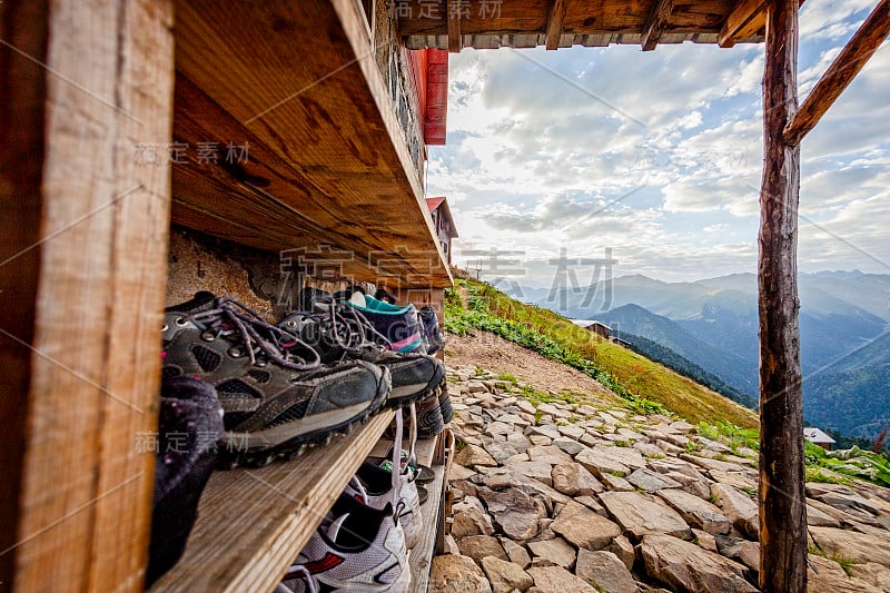 土耳其高原小屋的鞋柜