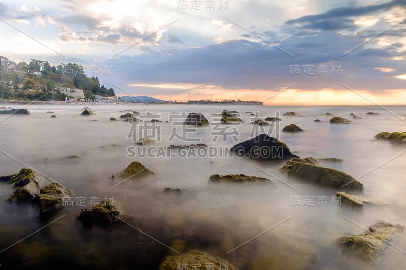 黑色的大海和多云的天空在日出。保加利亚内塞巴隆博览会。