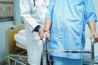亚洲老年或老年妇女病人与护理员行走在医院病房:健康强的医学理念