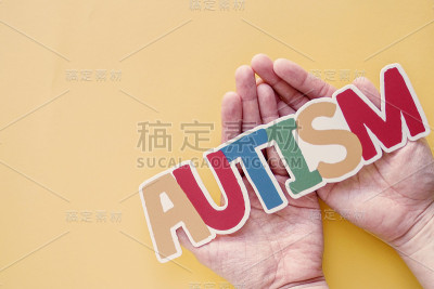 手握自闭症字、心理健康概念、世界自闭症宣传日
