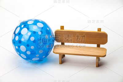 木制长凳和沙滩球
