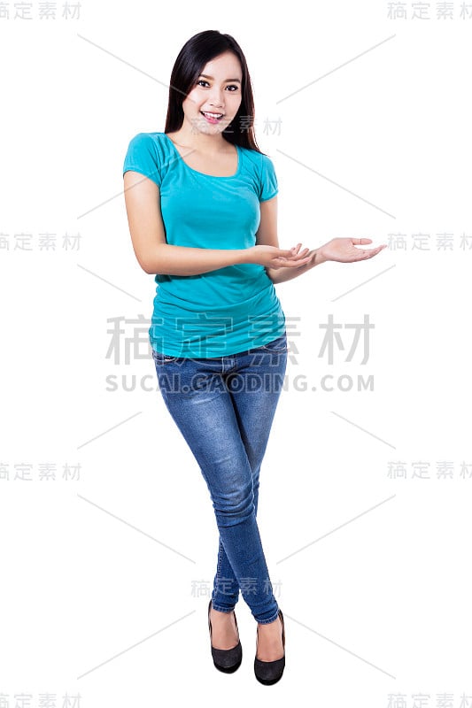 快乐的亚洲女人展示copyspace