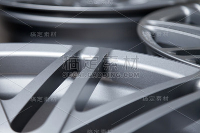 美丽的合金车轮锻造铝编织针和钛银。汽车服务行业及零配件。