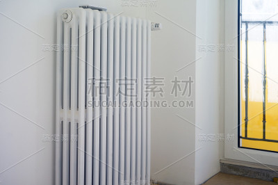 散热器挂在墙上