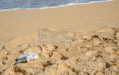 被丢弃在夏威夷威马纳洛海滩上的一个用过的尿布