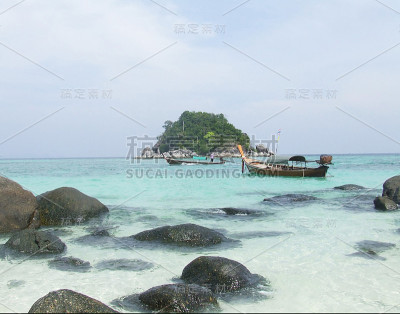 小船在海上带着小岛