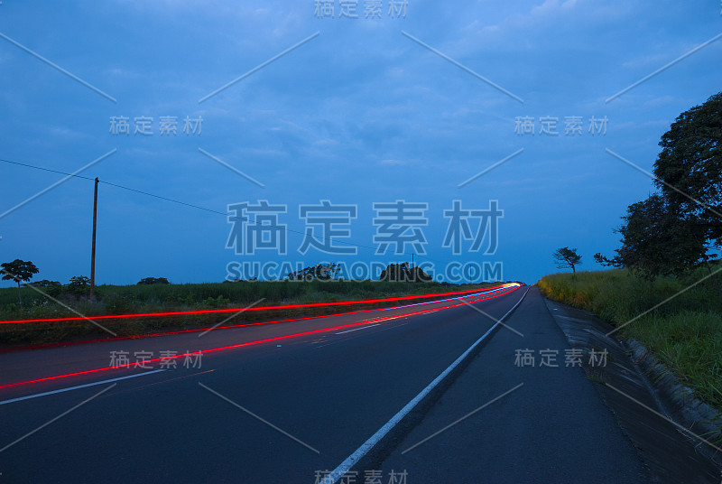 危地马拉高速公路上超速行驶的汽车