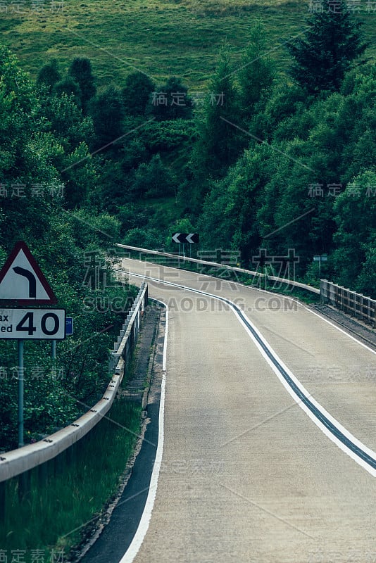 青山中蜿蜒的道路