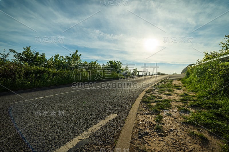 空的英国高速公路在英国乡下交界处